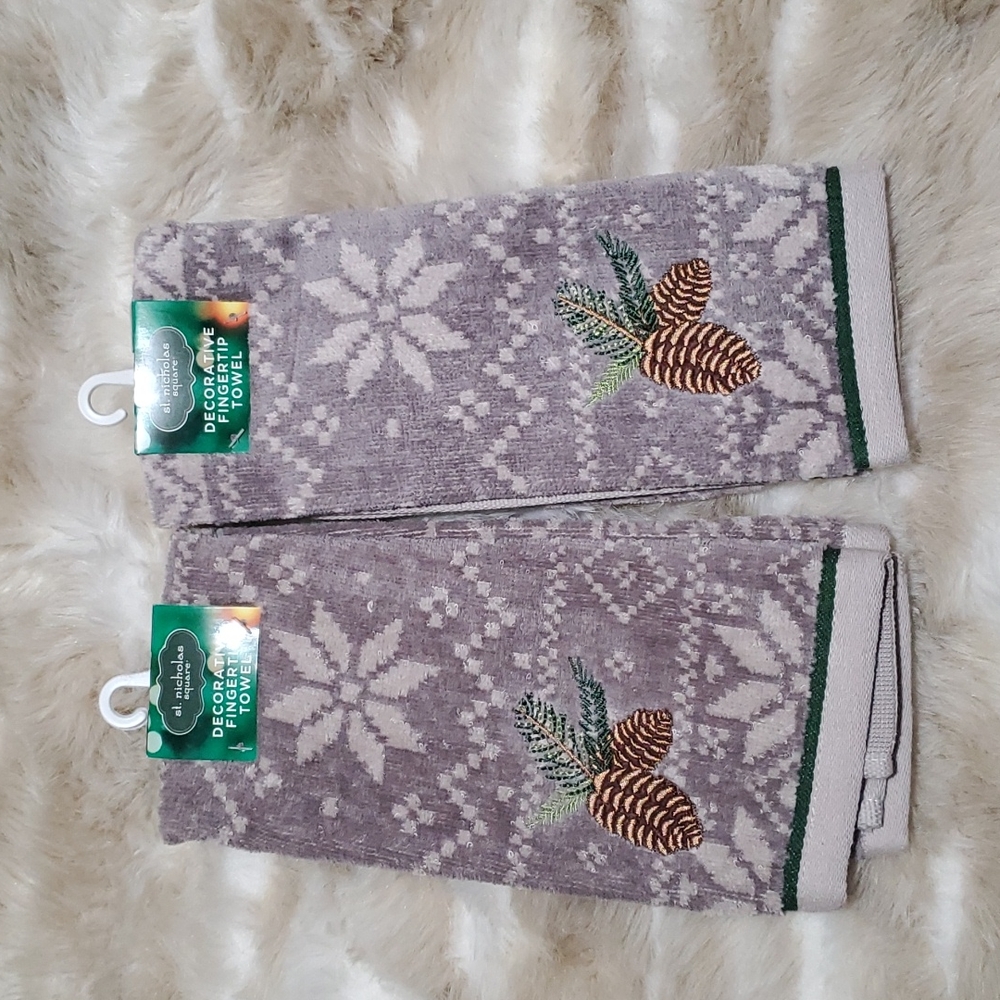2 new Holiday fingertip towels